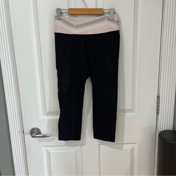Lululemon black reversible leggings no size dot but they are a 6 - Picture 2 of 8